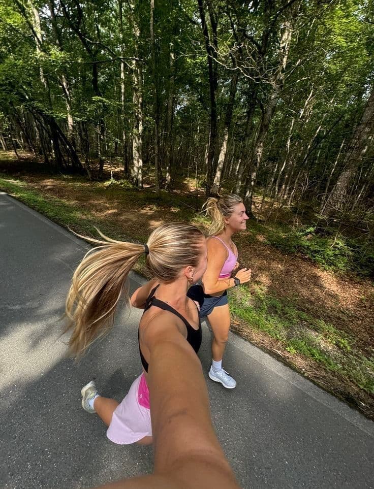 Deux coureuses sur un chemin forestier